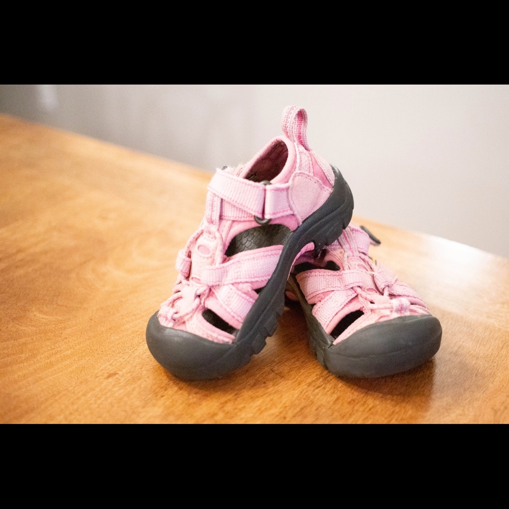 Girl Keen toddler size 8 sandals